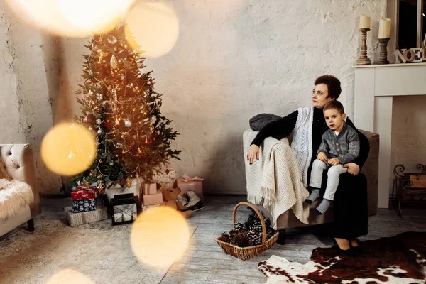 Gelukkig Gezin Kerstkamer Met Een Open Haard — Stockfoto