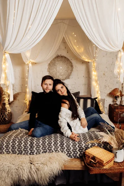 Casal Feliz Amor Relaxante Quarto Com Decoração Natal — Fotografia de Stock