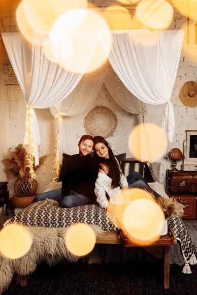恋爱中的一对快乐的夫妇在房间里和圣诞装饰一起放松 — 图库照片