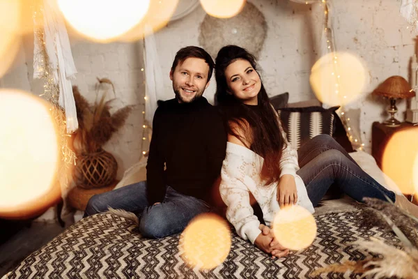 Couple Heureux Amoureux Détendre Dans Chambre Avec Décor Noël — Photo