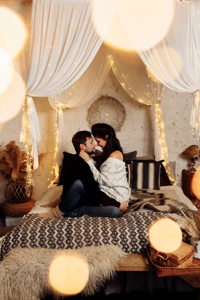 Couple Heureux Amoureux Détendre Dans Chambre Avec Décor Noël — Photo