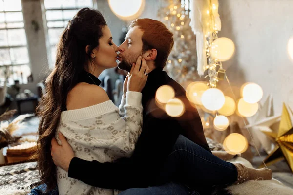 Casal Feliz Amor Relaxante Quarto Com Decoração Natal — Fotografia de Stock