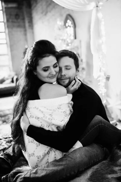 Mutlu çift Noel dekoru ile odada dinleniyor.