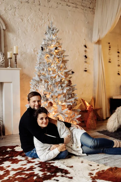 Šťastný Pár Lásce Relaxaci Pokoji Vánoční Výzdobou — Stock fotografie