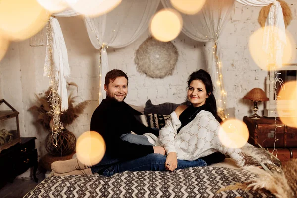 クリスマスの装飾が施された部屋でリラックスした愛の幸せなカップル — ストック写真