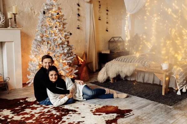 Šťastný Pár Lásce Relaxaci Pokoji Vánoční Výzdobou — Stock fotografie