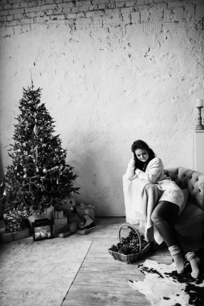 Mladá Žena Sedí Pokoji Vánoční Stromeček — Stock fotografie
