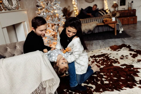 Gelukkig Gezin Met Kerstcadeaus Kamer — Stockfoto