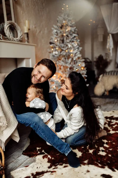 Šťastná Rodina Vánočním Pokoji — Stock fotografie