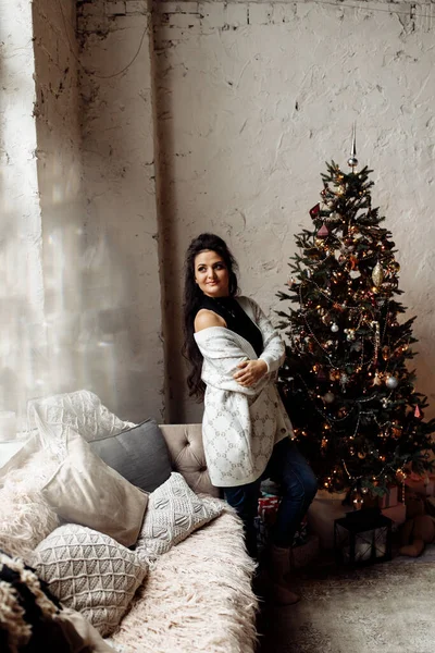 Krásná Žena Pózuje Okna Vánoce — Stock fotografie