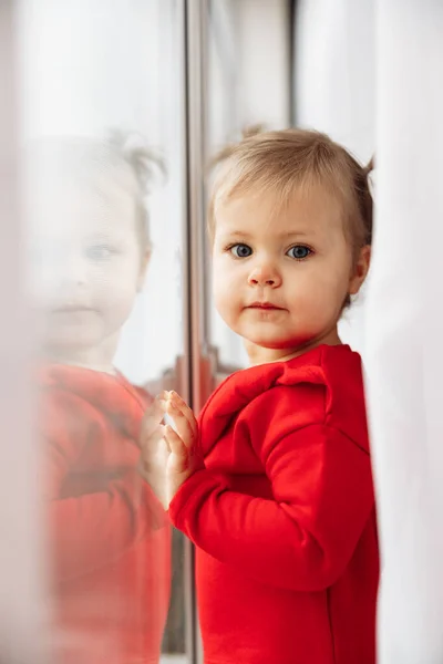 Bonito Bebê Menina Vestido Vermelho — Fotografia de Stock