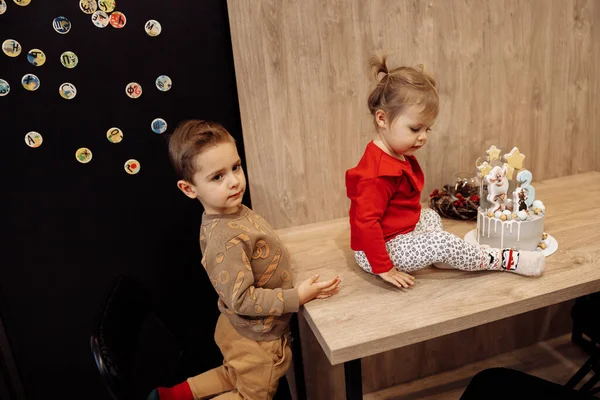 Kinderen Met Taart Aan Tafel Thuis — Stockfoto