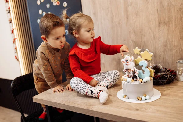 Süslü Noel Odasında Pastalı Çocuklar — Stok fotoğraf