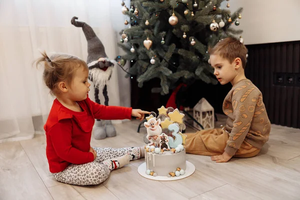 Niños Con Pastel Sala Navidad Decorada —  Fotos de Stock