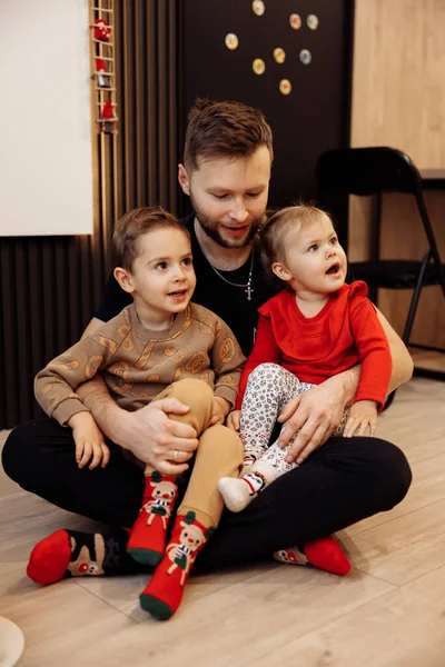 Hombre Feliz Con Niños Habitación — Foto de Stock