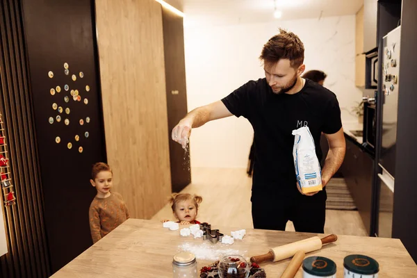 Padre Feliz Con Los Niños Hornear Galletas Casa — Foto de Stock