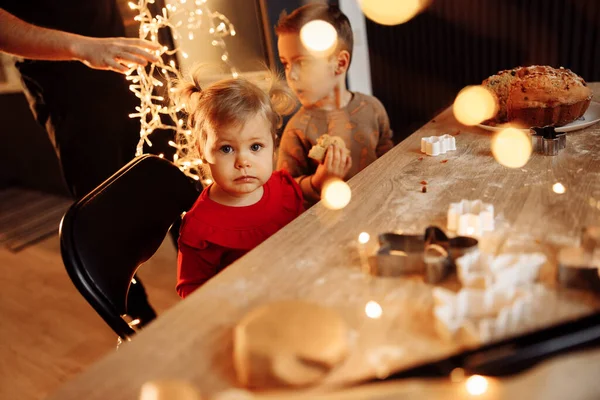 快乐的小女孩和小男孩坐在餐桌旁吃着蛋糕 — 图库照片