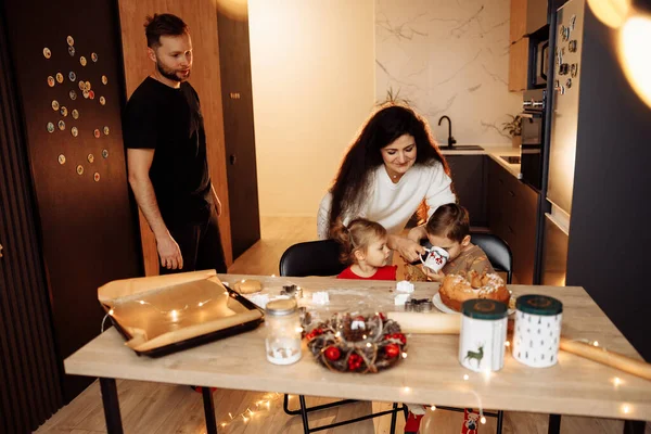 Çocukları olan genç çift mutfakta. 