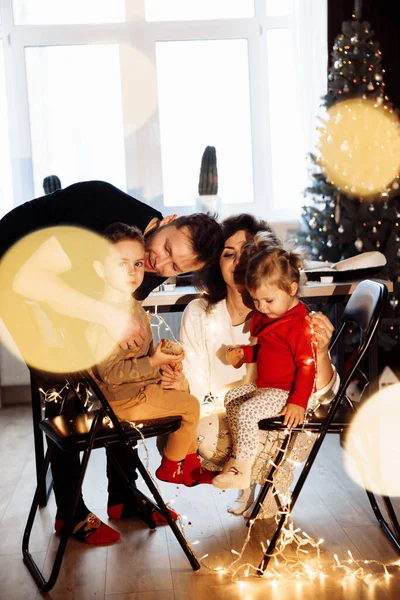 Νέα Ευτυχισμένη Οικογένεια Νύχτα Των Χριστουγέννων Στο Σπίτι — Φωτογραφία Αρχείου