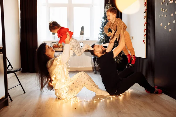 Jong Gelukkig Familie Kerst Avond Thuis — Stockfoto