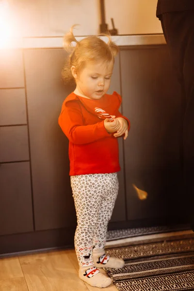 Щаслива Дівчина Тримає Цукеркову Тростину Вдома — стокове фото