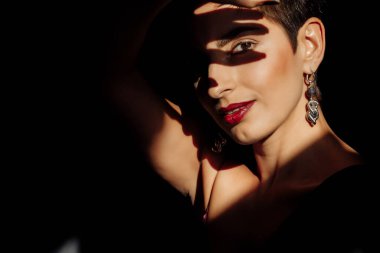 Stüdyoda poz veren güzel genç bir kadın.