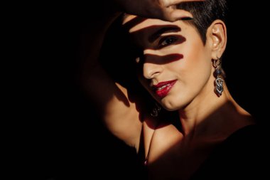 Stüdyoda poz veren güzel genç bir kadın.