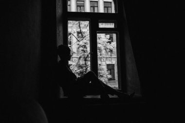 Stüdyoda poz veren güzel genç bir kadın.