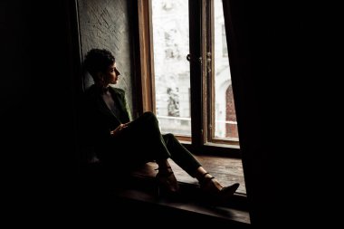 Stüdyoda poz veren güzel genç bir kadın.