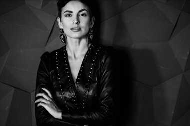 Stüdyoda poz veren güzel genç bir kadın.