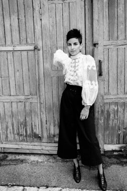 Dışarıda poz veren güzel genç bir kadın.