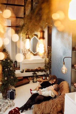 Genç, güzel anne ve oğlu Noel 'de evdeler.