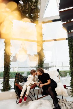 Genç, güzel anne ve oğlu Noel 'de evdeler.