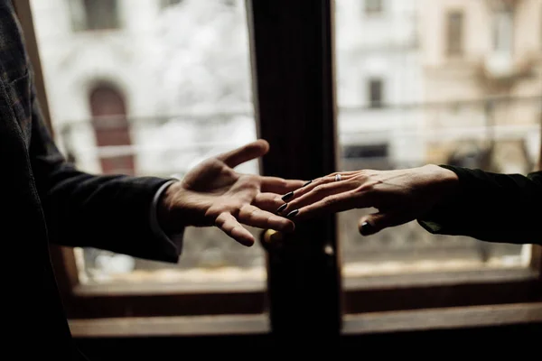 Ausgeschnittene Ansicht Von Mann Und Frau Beim Händchenhalten — Stockfoto