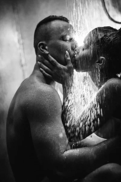 Duşta Öpüşen Genç Bir Çiftin Siyah Beyaz Fotoğrafı — Stok fotoğraf
