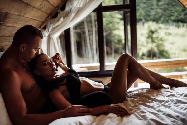 Genç Aşık Çift Yatakta Dinleniyor — Stok fotoğraf