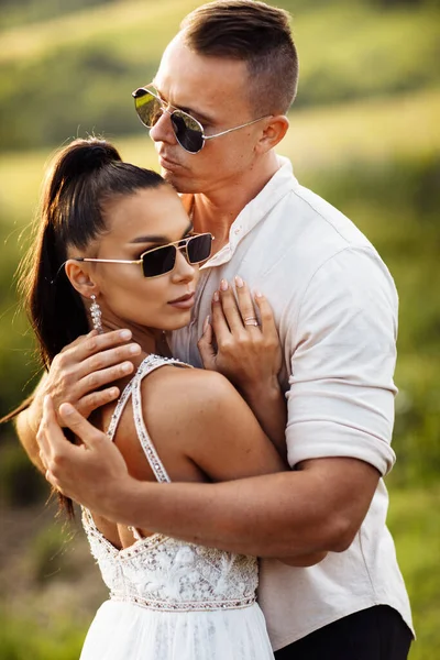 Feliz Pareja Jóvenes Recién Casados Posando — Foto de Stock