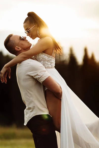 Casal Feliz Jovens Recém Casados Posando — Fotografia de Stock