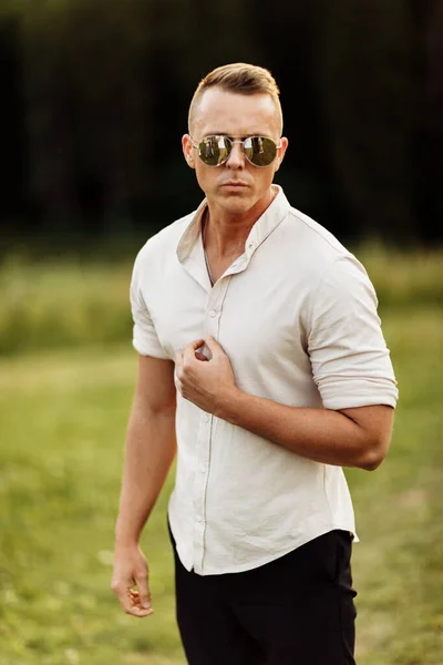 Schöner Junger Mann Mit Sonnenbrille Und Hemd Posiert Draußen — Stockfoto