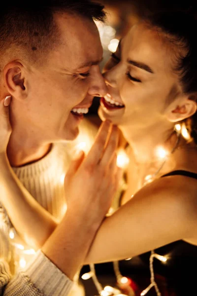 Jovem Casal Apaixonado Por Guirlanda Natal — Fotografia de Stock