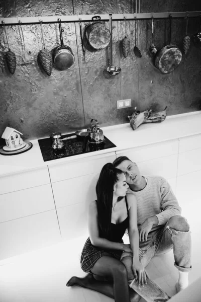 Genç Çift Mutfakta Aşık — Stok fotoğraf
