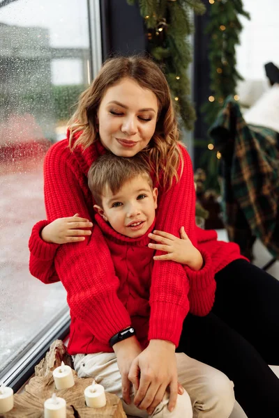 Genç Güzel Anne Oğlu Noel Evdeler — Stok fotoğraf