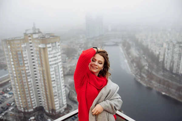 Jeune Femme Avec Couverture Sur Balcon — Photo