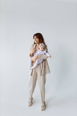 Genç mutlu anne ve kızı stüdyoda.