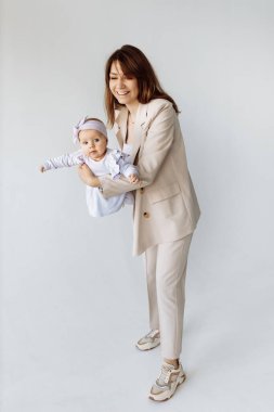 Genç mutlu anne ve kızı stüdyoda.