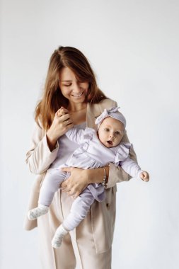 Genç mutlu anne ve kızı stüdyoda.