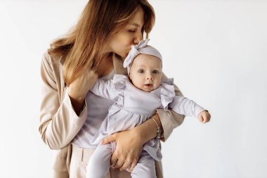 Genç mutlu anne ve kızı stüdyoda.