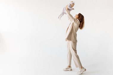 Genç mutlu anne ve kızı stüdyoda.