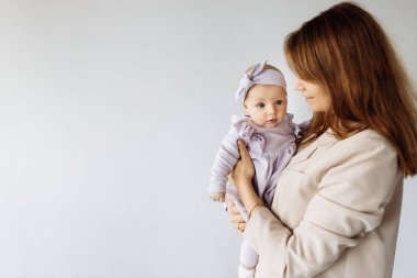 Genç mutlu anne ve kızı stüdyoda.