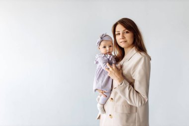 Genç mutlu anne ve kızı stüdyoda.